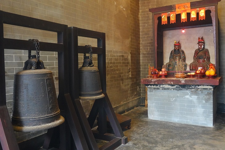 龍躍頭天后宮的兩口古鐘,是現存香港廟宇中歷史最悠久的器物之一;次間供奉的是周王二公,即清初向朝廷力陳復界的兩廣總督周有德和廣東巡撫王來任。