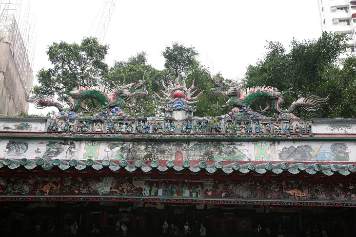 銅鑼灣天后廟正脊上的雙龍戲珠和陶塑裝飾。