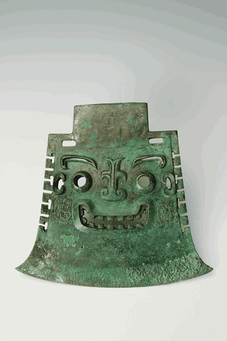 「鉞」是商代重要禮器和王權的象徵。亞醜鉞在1965年於山東青州蘇埠屯遺址出土,因鉞面銘正反「亞醜」二字,故得名「亞醜鉞」。(山東博物館藏)