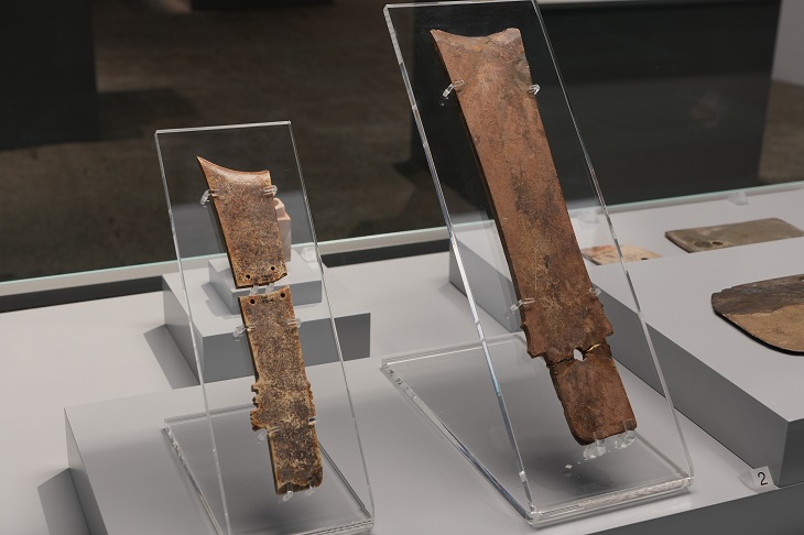 山東與香港出土的牙璋在展覽中同場對比展出。圖右牙璋為新石器時代晚期器物，於山東沂南羅圈峪出土（沂南縣博物館藏）；圖左牙璋則在香港南丫島大灣遺址出土，屬青銅器時期器物，極為珍貴（古物古蹟辦事處藏）。