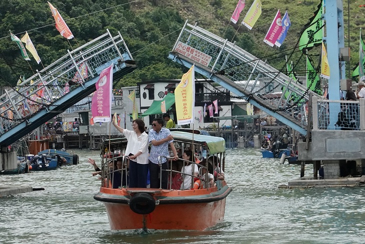 發展局局長甯漢豪在端午佳節到大澳感受古蹟處處、文化底蕴豐厚的水鄉。