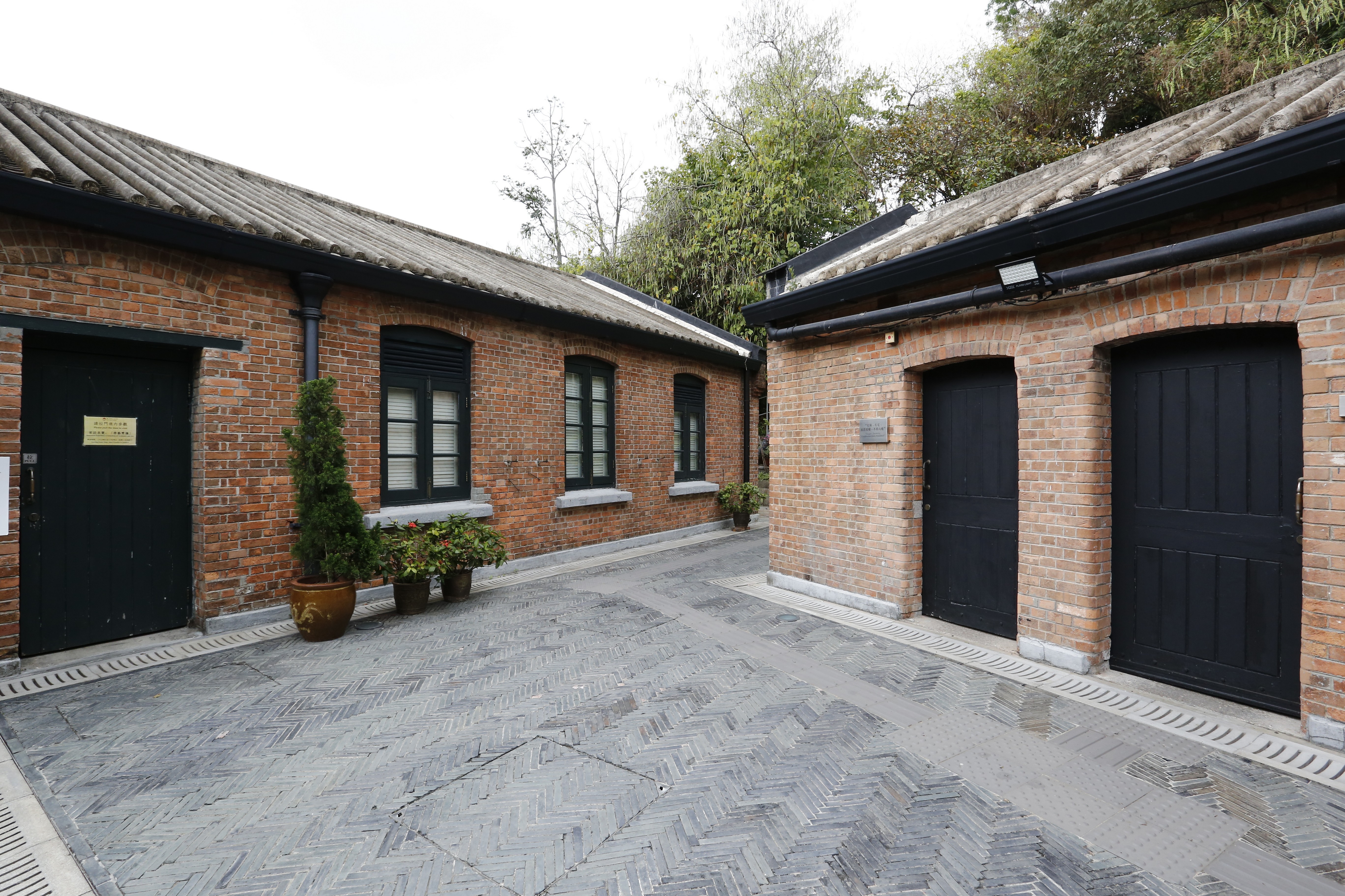 饒館的紅磚建築設計簡約實用,令人印象深刻。