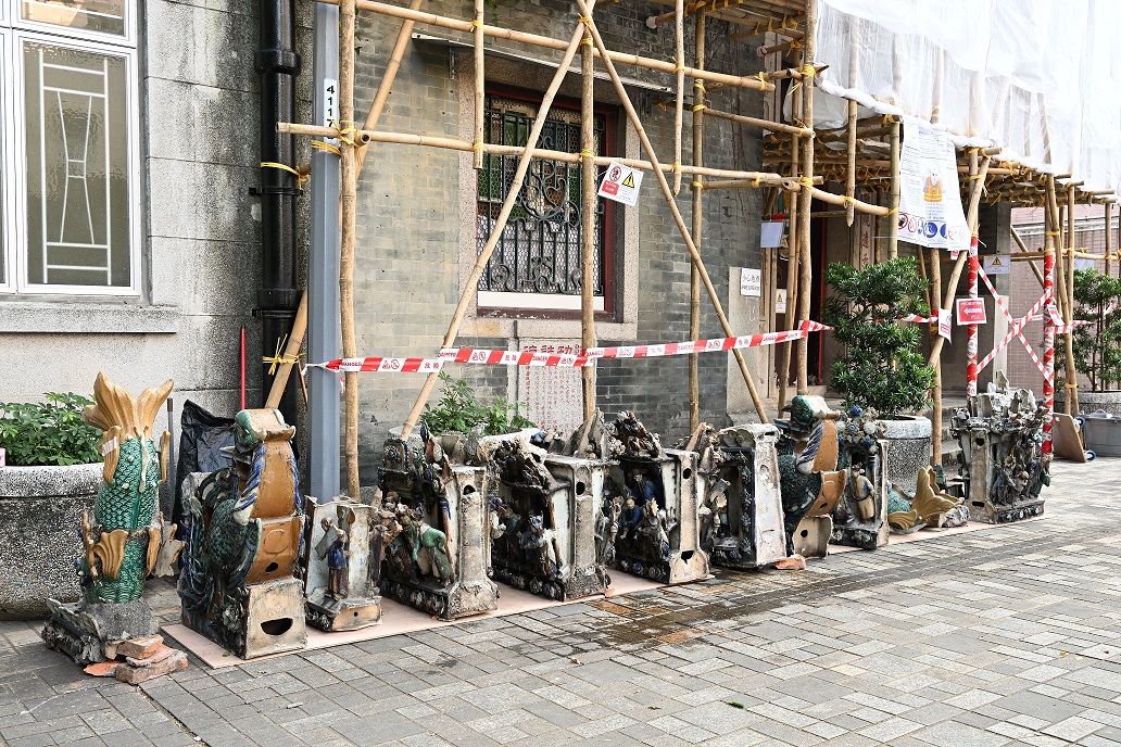 魯班廟陶塑脊飾正待運往中山小欖木柴龍窯工場復修。