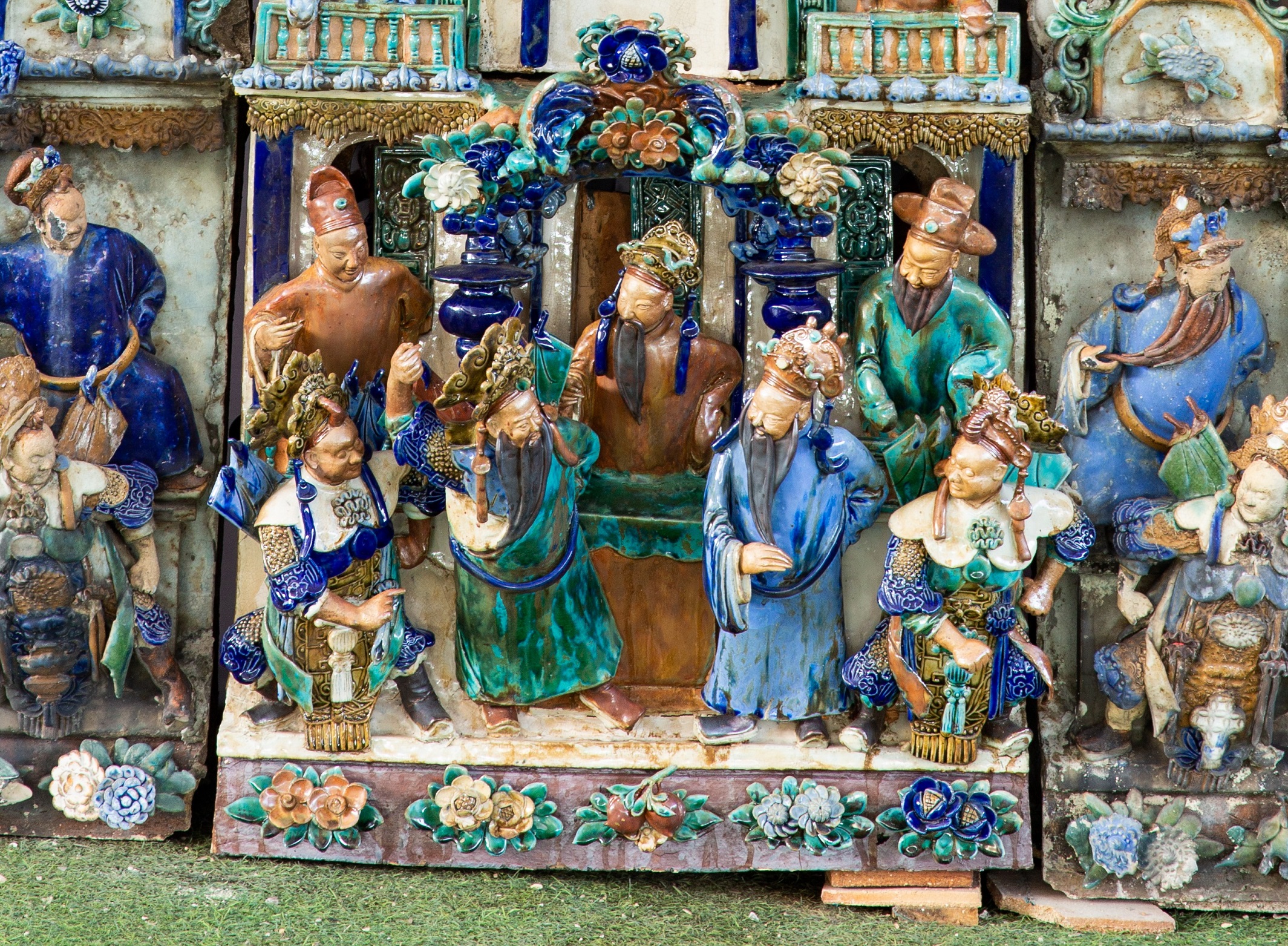 復修後的魯班廟二進正脊前面脊飾,屬封神榜的壓軸場面,描述周武王姬發與姜子牙攻入朝歌,紂王(前排左二)身穿帥袍、頭戴霸盔迎戰。