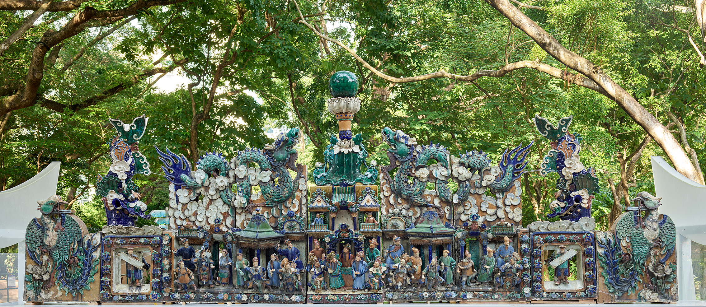 復修後的魯班廟二進正脊前面脊飾，陶塑工藝精湛，內容豐富，釉彩和諧協調。瓦脊左右兩端鏤空方框內豎立持畫軸的人物造像，款式獨特。