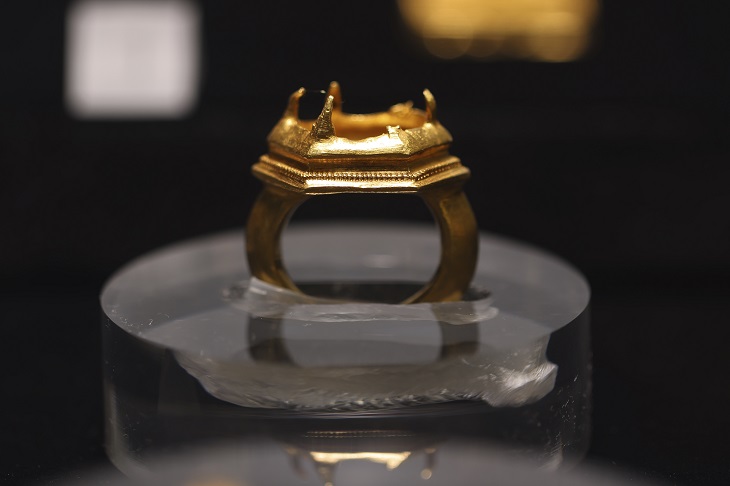 「南海I號」出土的一組鑲嵌寶石戒指。從鑲嵌座樣式可推斷其預備嵌入的寶石為多面體形態。此類戒指在兩宋時期的中國並非主流樣式。(廣東省文物考古研究院藏)。