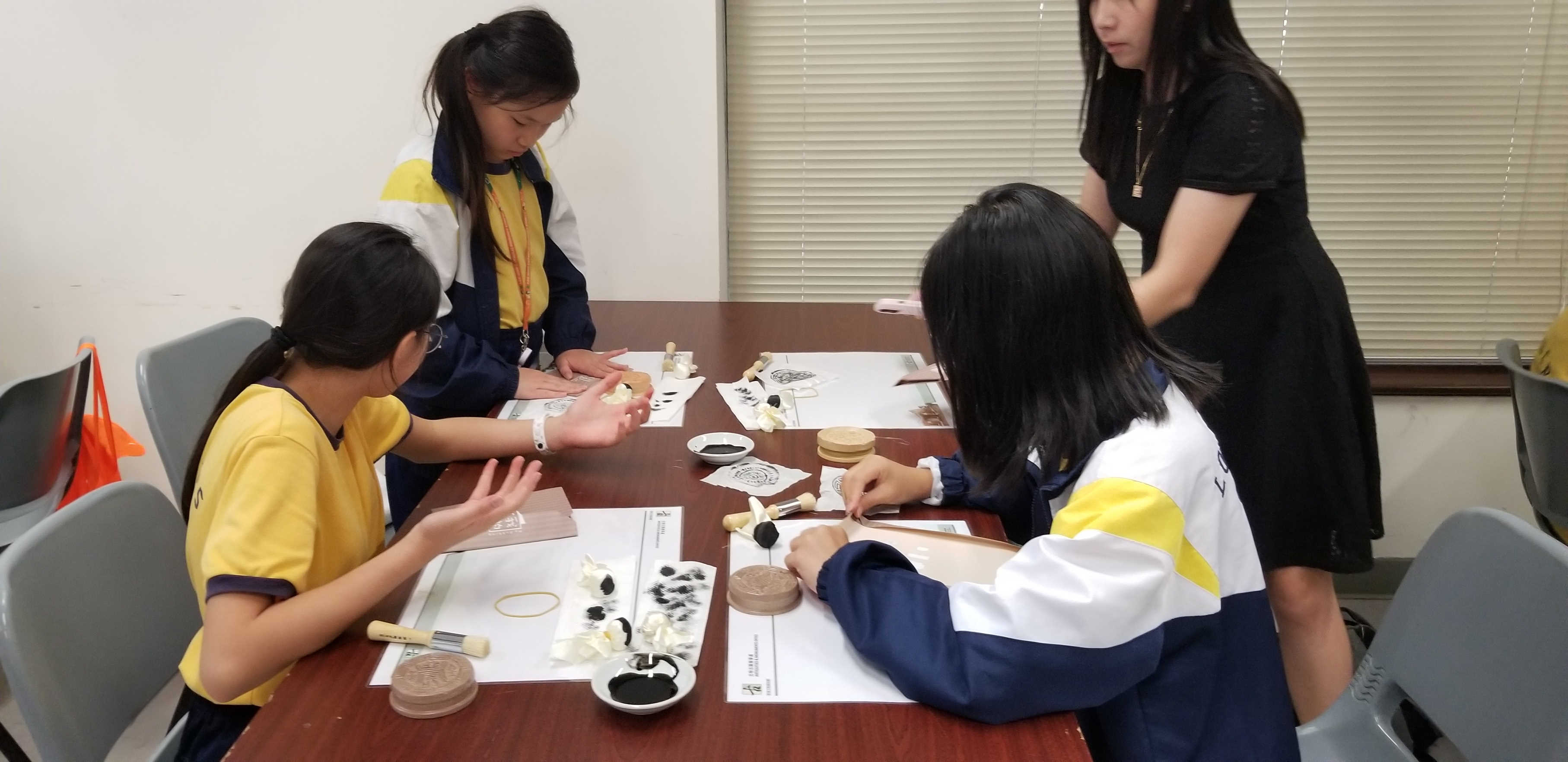 學生以拓印方式,嘗試將出土文物的紋飾和文字記錄下來。