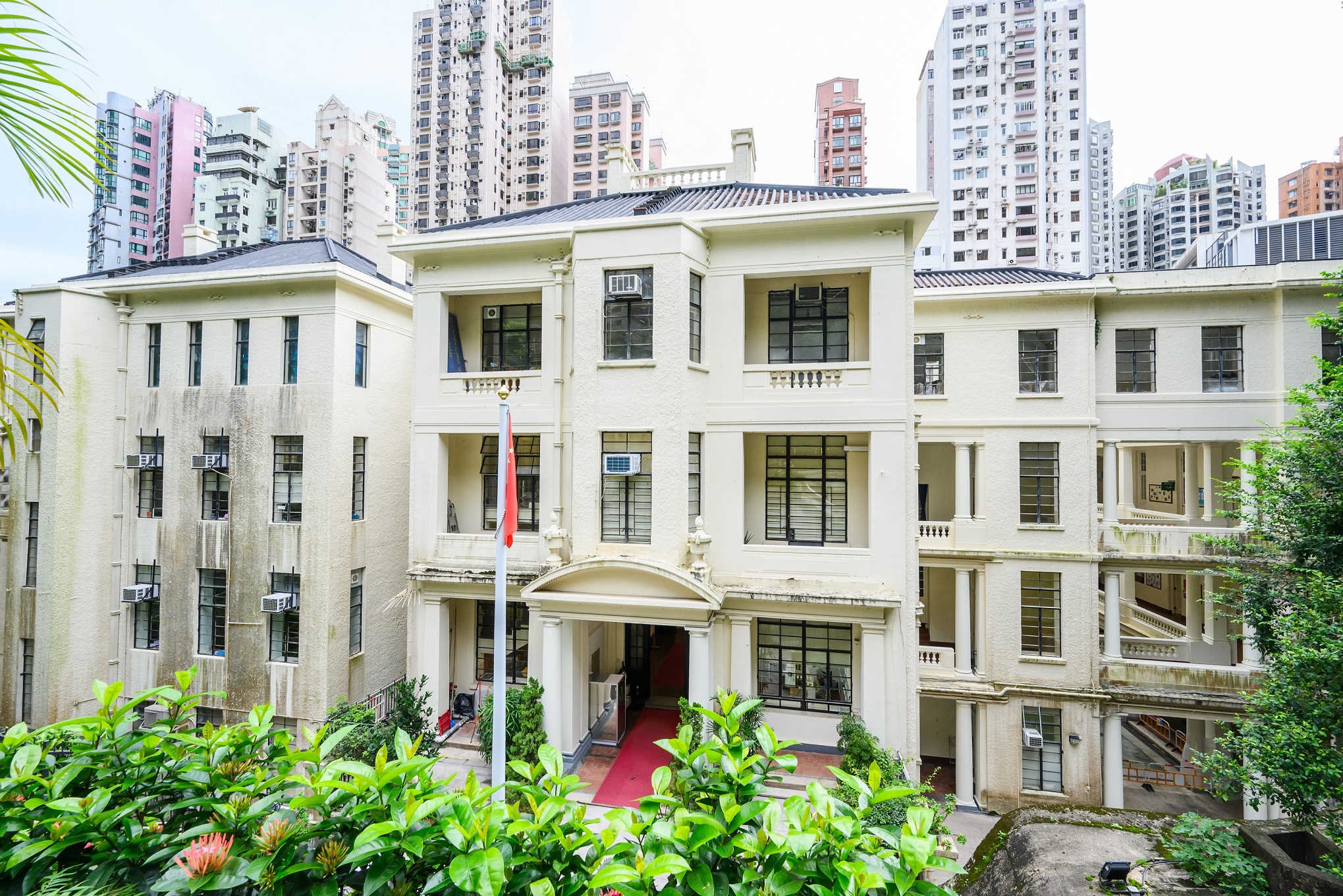 聖士提反女子中學校舍原設於堅道,1923年遷至列堤頓道,由當時訪港的威爾斯親王奠基和督憲司徒拔爵夫人主持開幕。