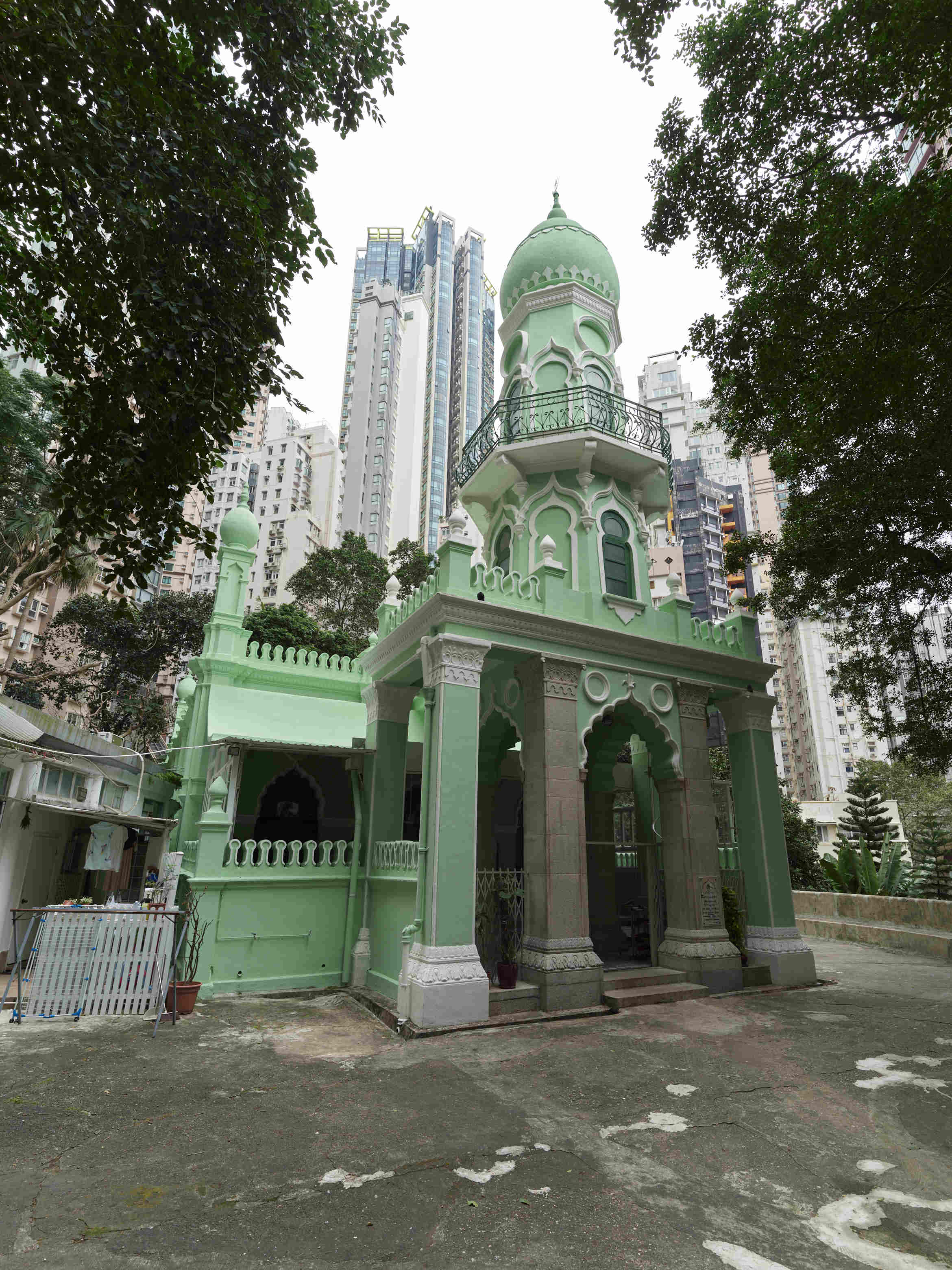 回教清真禮拜總堂具豐富伊斯蘭清真寺建築特色,宣禮塔的圓拱頂配以尖飾,正門門廊和禮拜殿入口有多葉形尖拱門。