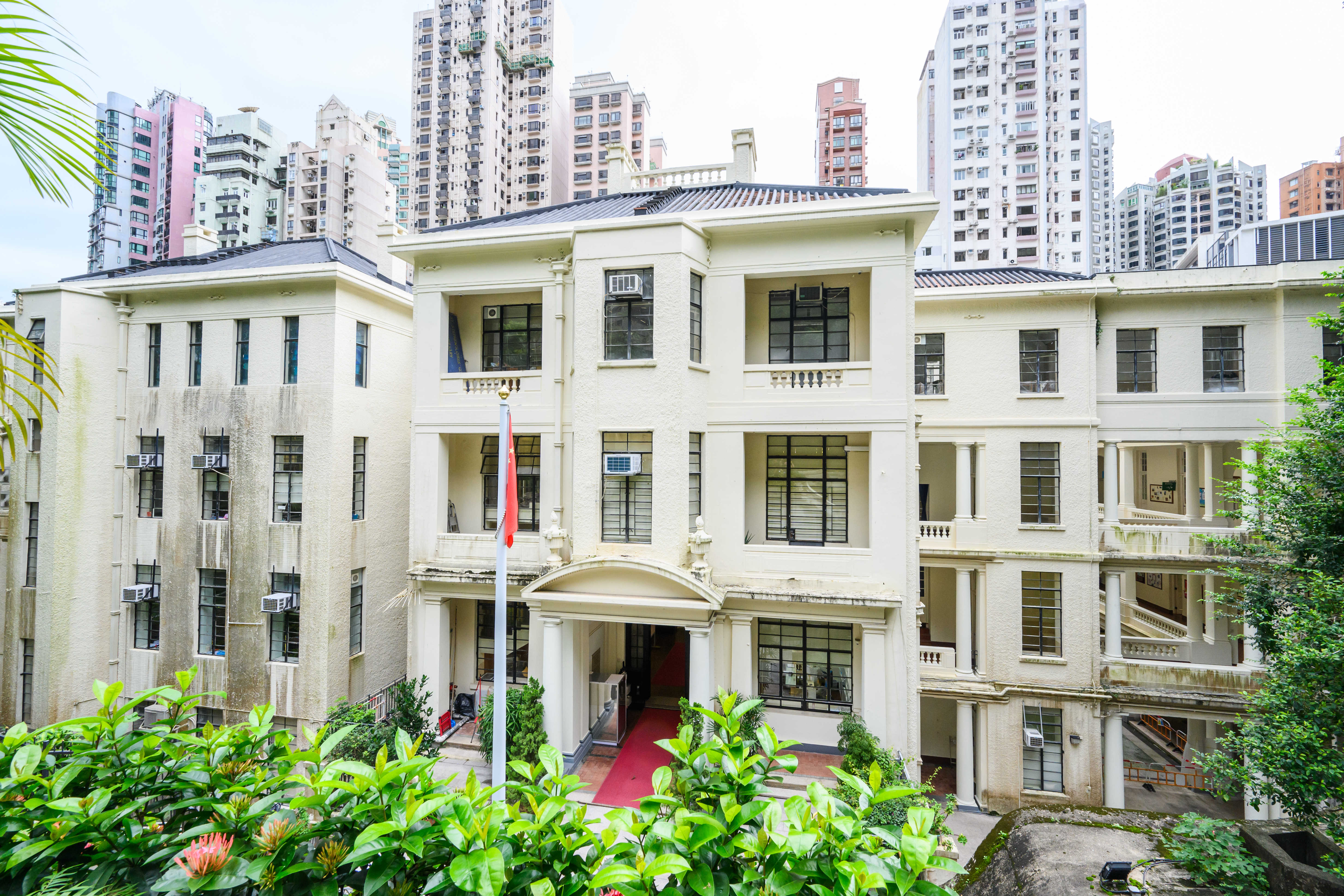 聖士提反女子中學主樓牆身以麻石築砌,屋頂為金字形木桁架及中式瓦面結構。