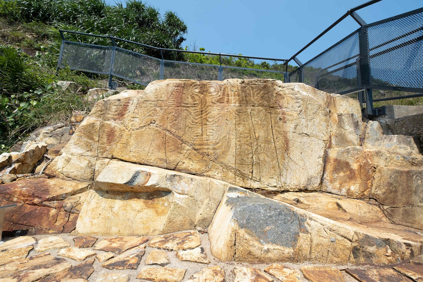 港島大浪灣石刻於1978年列為古蹟,是香港最早的法定古蹟。