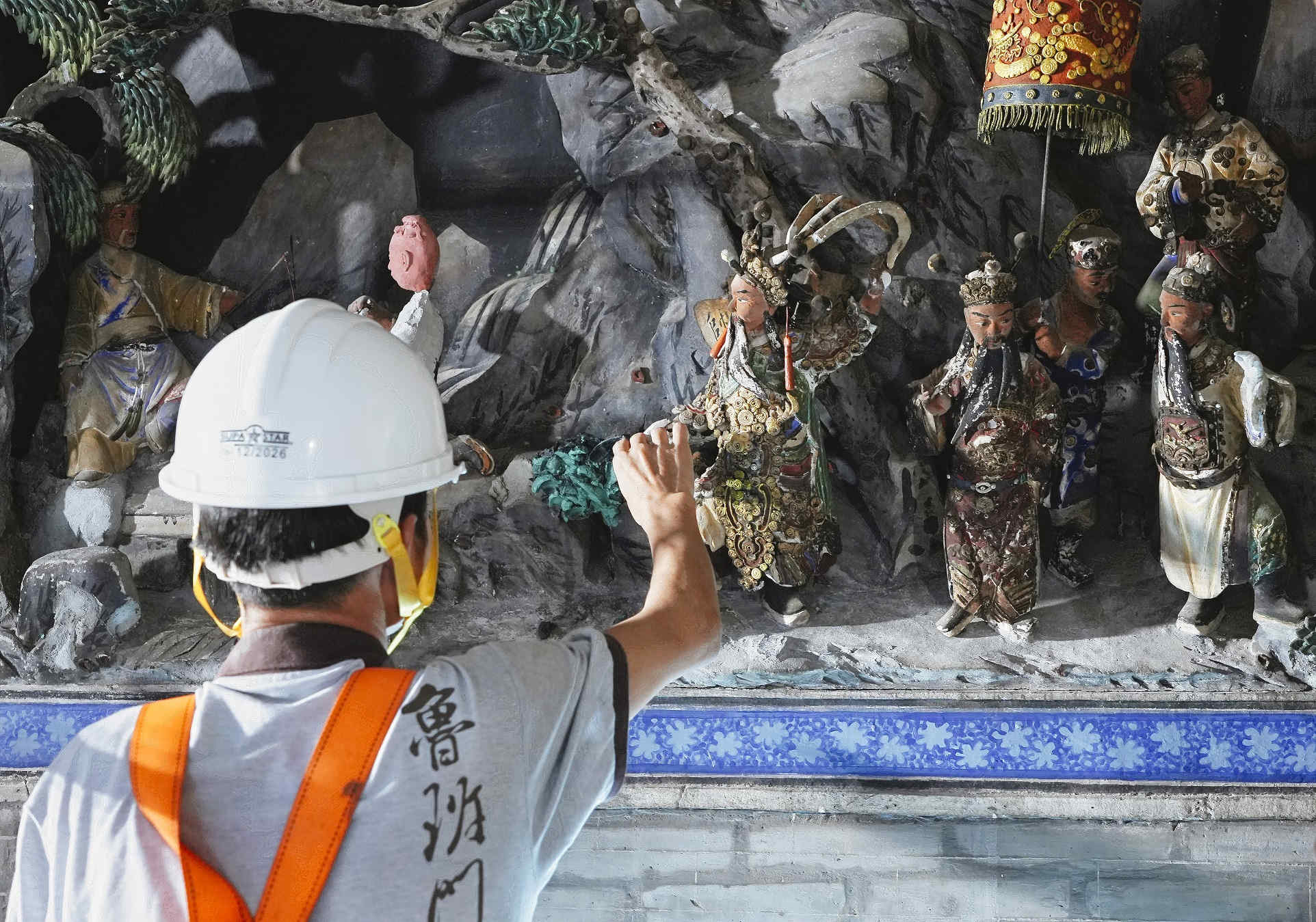 灰塑大師鄧子舟第四代傳人鄧秋凡獲邀來港復修其太爺的作品。