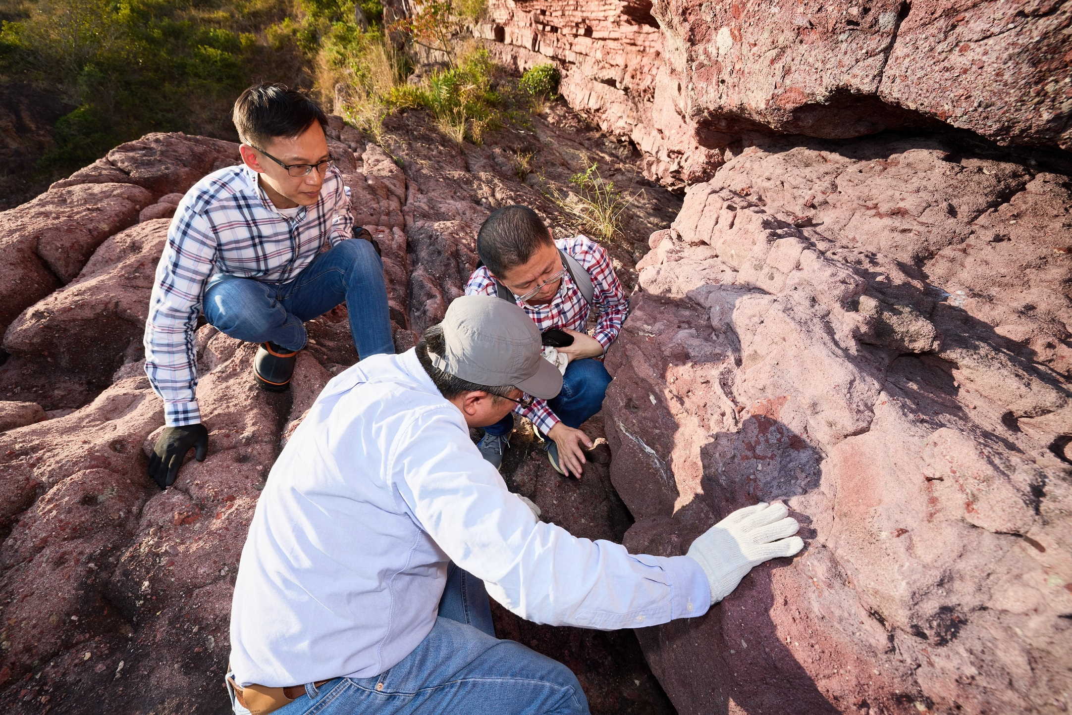 筆者和古脊椎所專家較早前再登島研究赤洲岩石