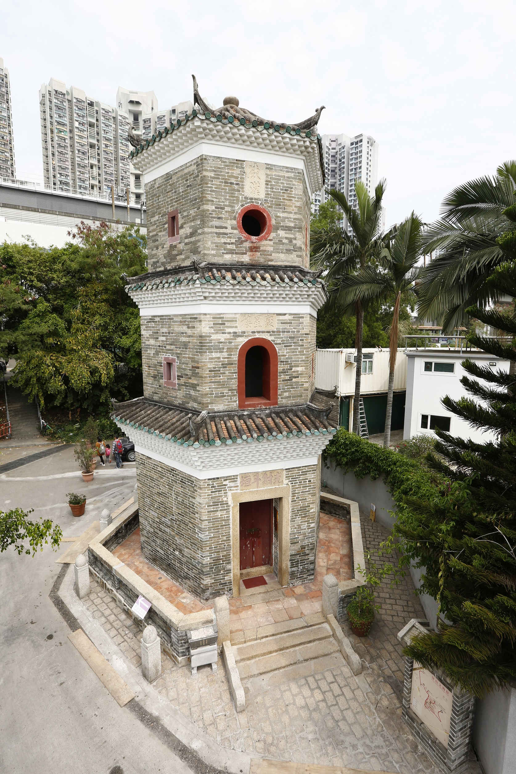 元朗屏山聚星樓，屬中國傳統建築的「文塔」，距今已有六百多年歷史，是香港現存唯一的六角形古塔；納入教育文物徑香港段的「科舉登第」部分。