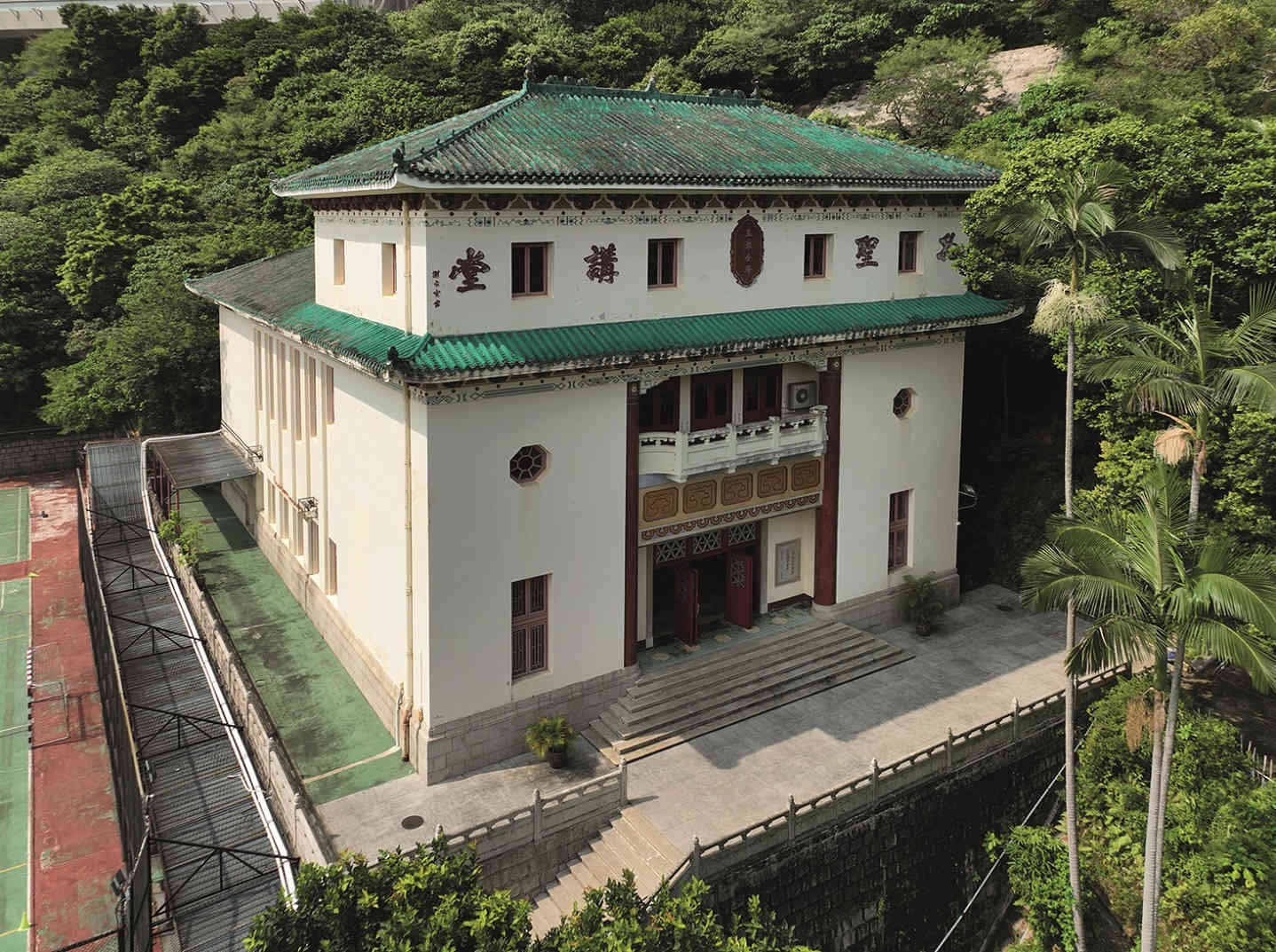 位於銅鑼灣加路連山道的孔聖講堂於1935年落成，是香港現存歷史最悠久的儒學傳揚地；名人學者如郭沫若、茅盾、錢穆、唐君毅、饒宗頤等也曾在此演講。孔聖講堂納入教育文物徑香港段的「辦學精神傳承」部分。