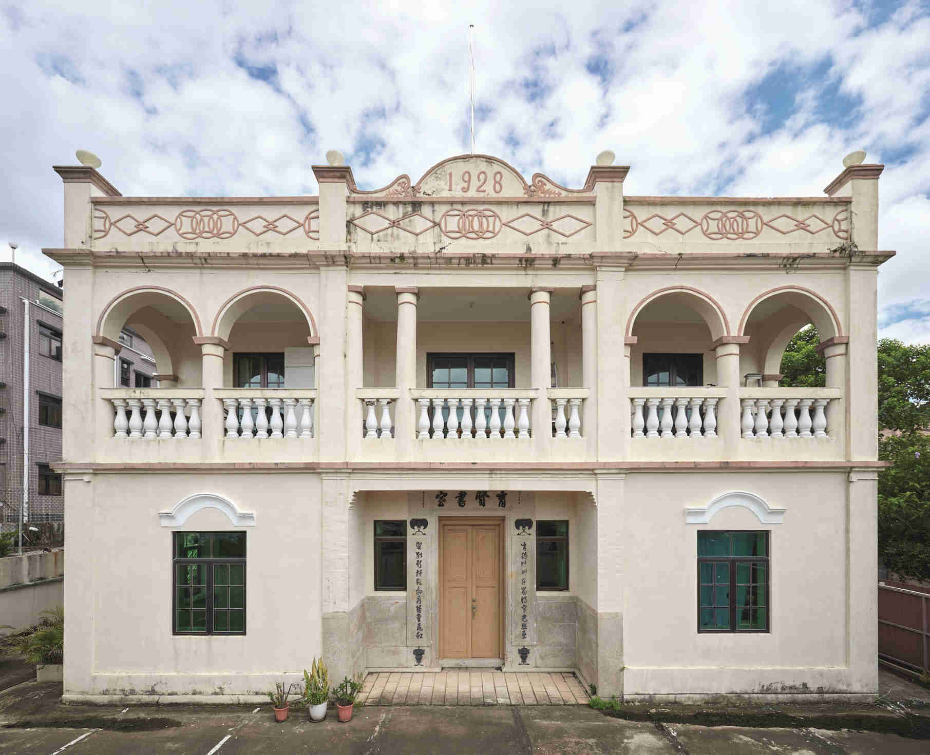 位於西貢沙角尾村的育賢書室，本為典型的「卜卜齋」，抗日戰爭期間，是東江縱隊港九獨立大隊重要的秘密抗日基地之一。育賢書室納入教育文物徑香港段的「保衛家國」部分。