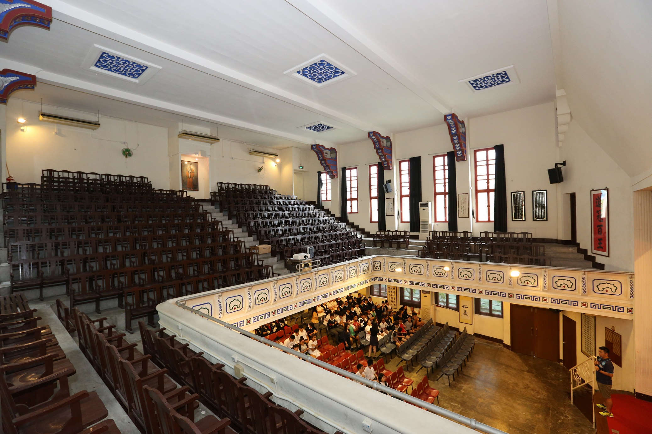 孔聖講堂糅合中國傳統及西方混凝土等建築元素,設計宏偉,講堂採用懸吊屋頂,室內無柱。