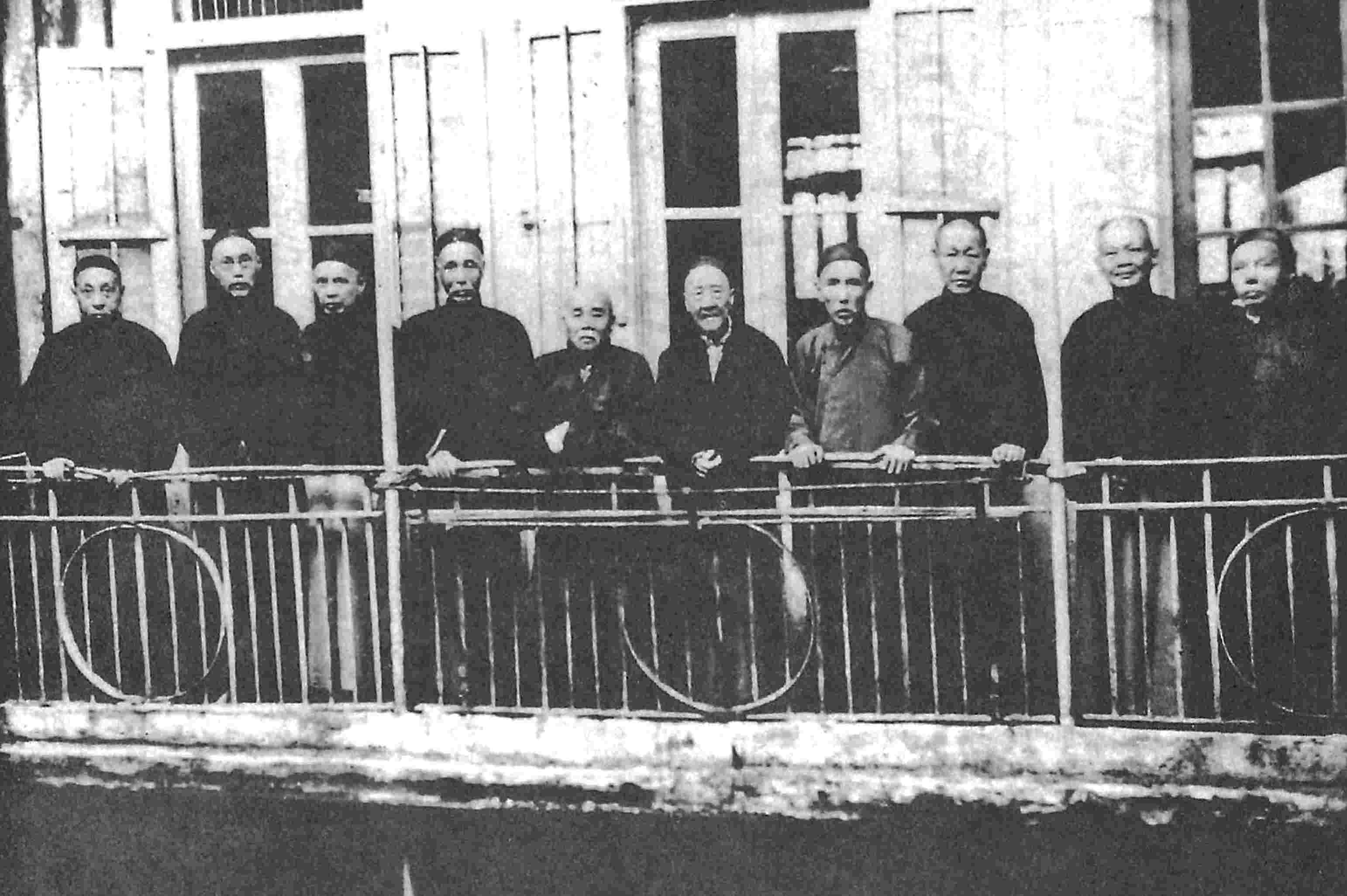 於學海書樓任教的前清翰林,攝於1936年般含道樓址。左起:溫肅、岑光樾、陳念典、區大原、賴際熙、周廷幹、朱汝珍、左霈和陳煜庠。(圖片來源:學海書樓)