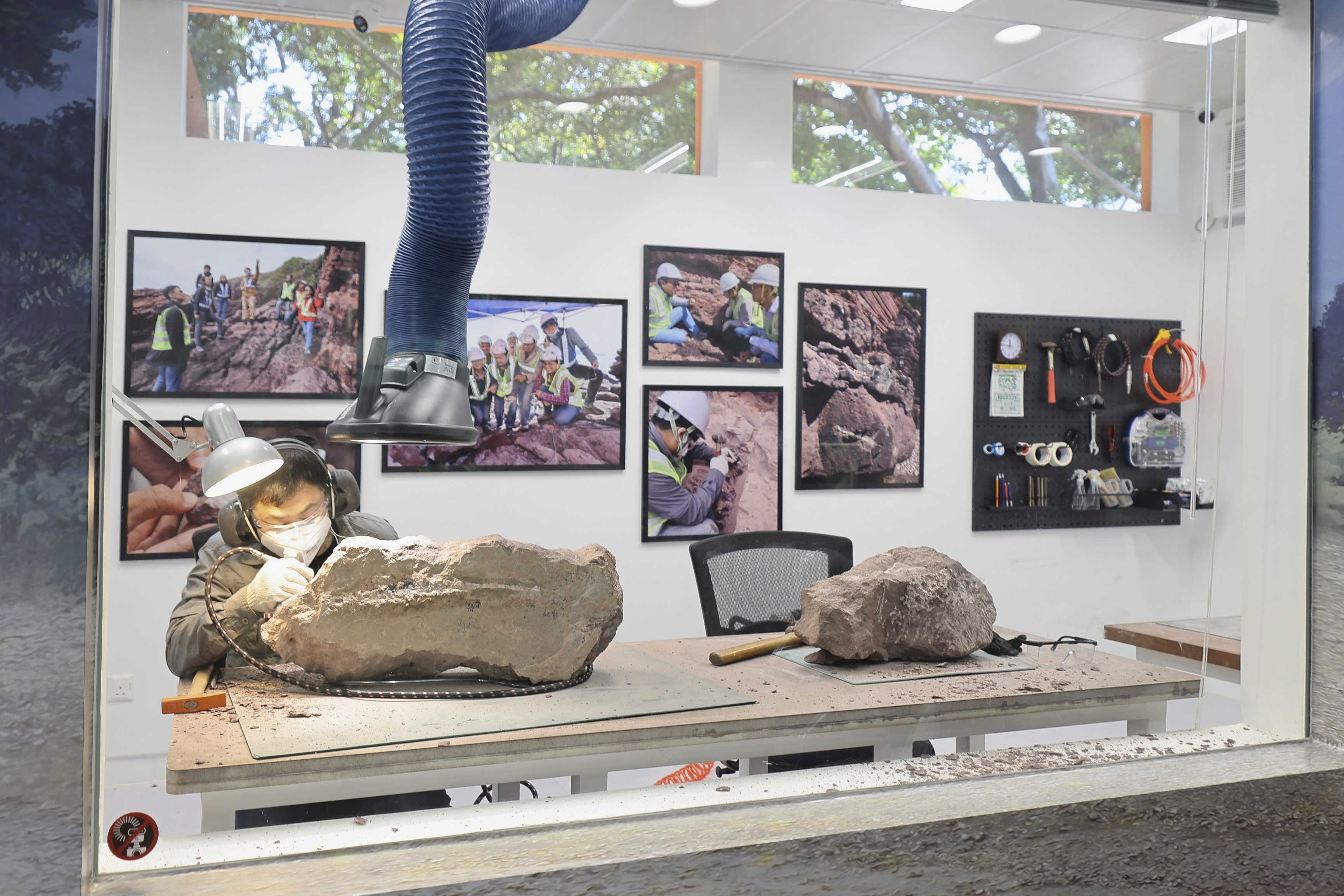 在清修區內安裝的浮塵吸收器,能吸走清除岩石時所產生的浮塵。