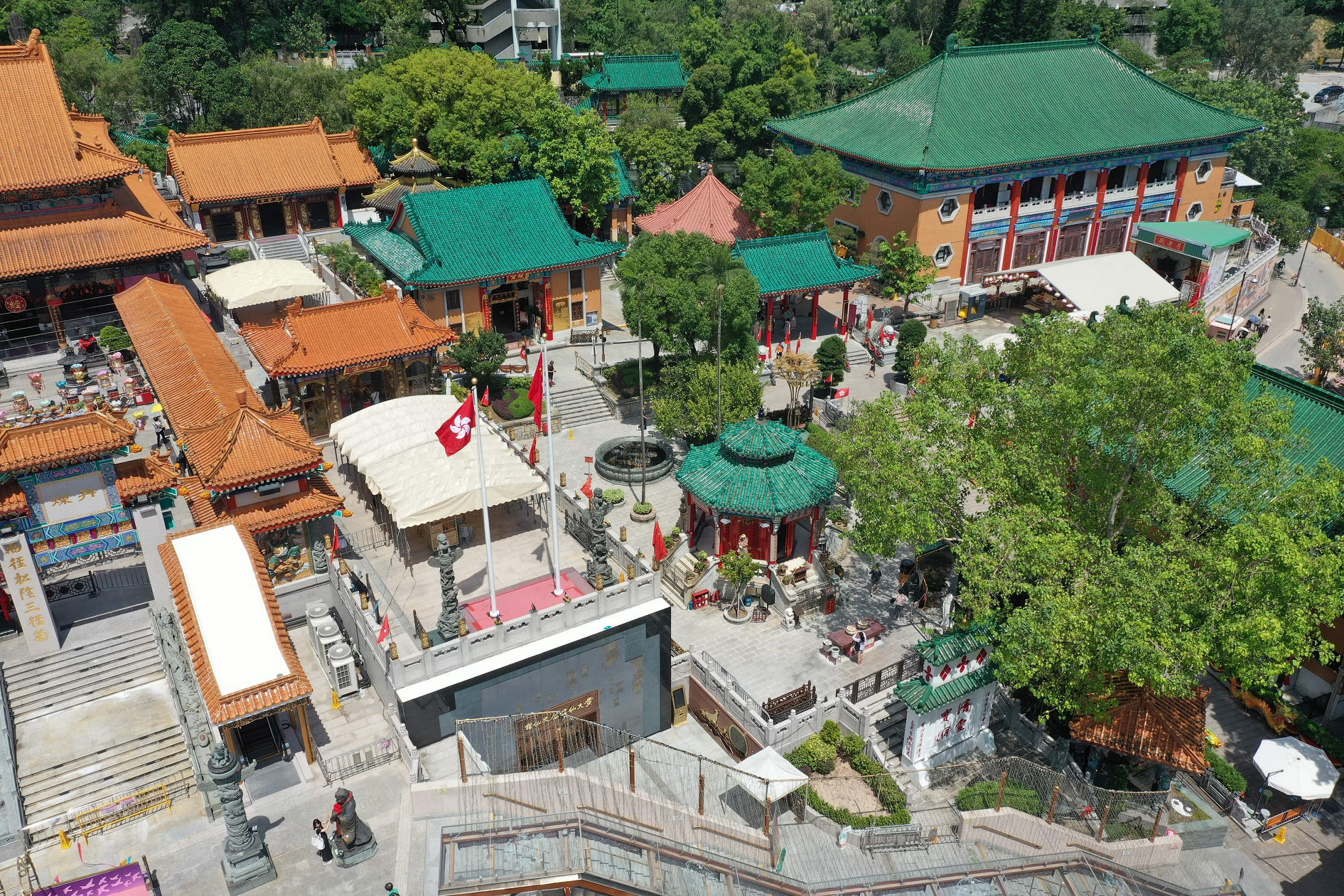 黃大仙祠的飛鸞臺、經堂、玉液池、盂香亭及照壁，象徵「五行」，與大殿中軸形成平衡布局。（圖片來源：嗇色園）