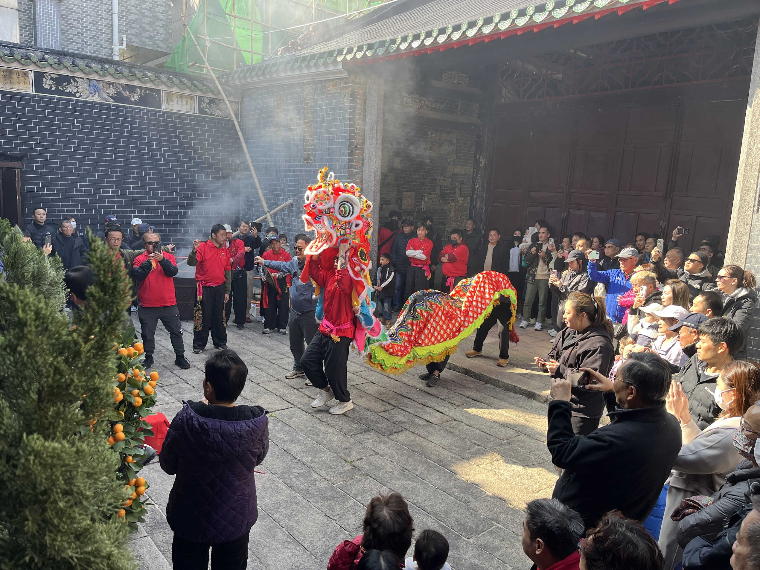 上水廖萬石堂「點燈」儀式中，有六腳麒麟慶賀族人瓜瓞綿綿。（圖片來源：張瑞威教授）