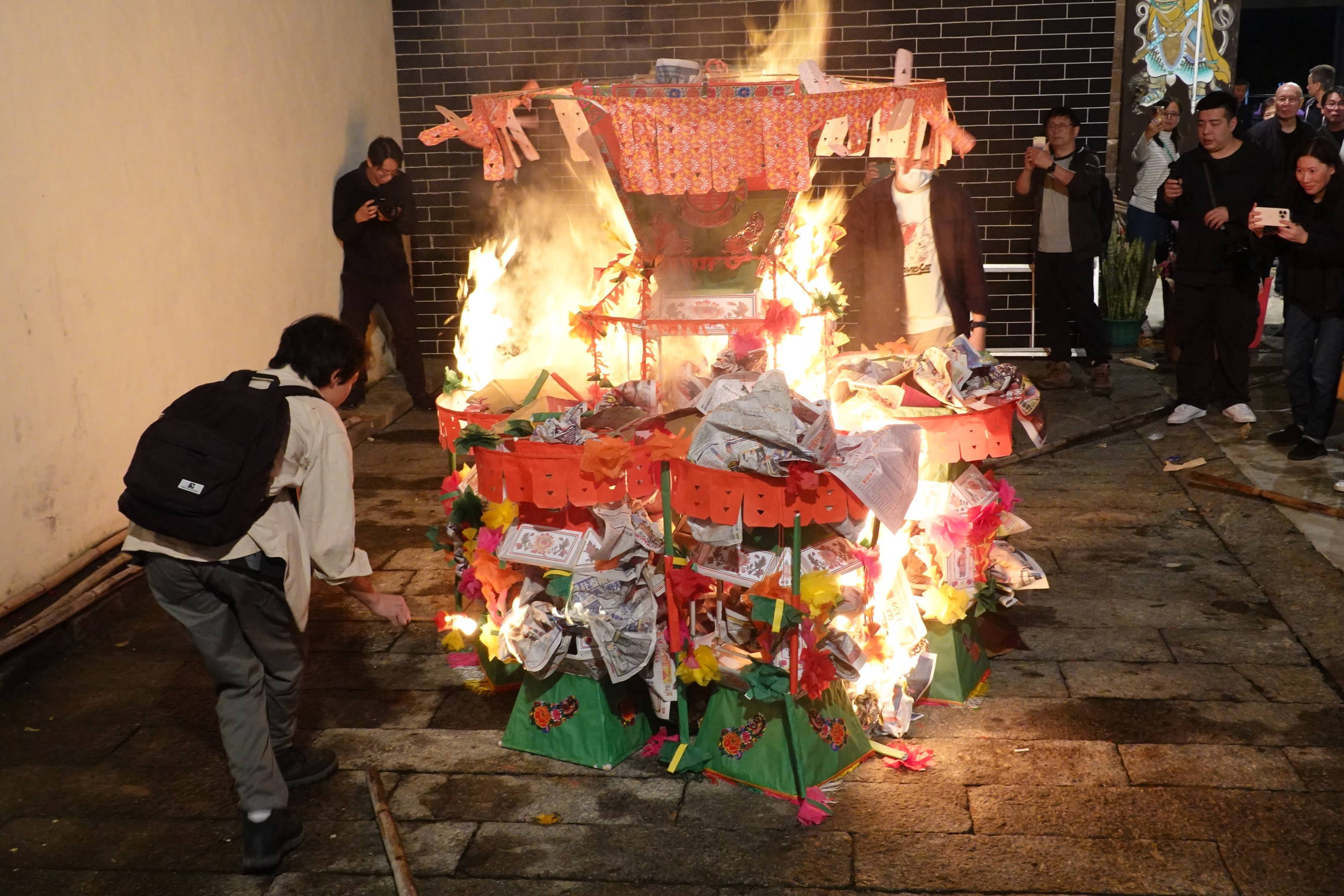 松嶺鄧公祠正月十五日的「圓燈」儀式會化去所有燈籠。燈籠化後，整個點燈儀式便圓滿結束。