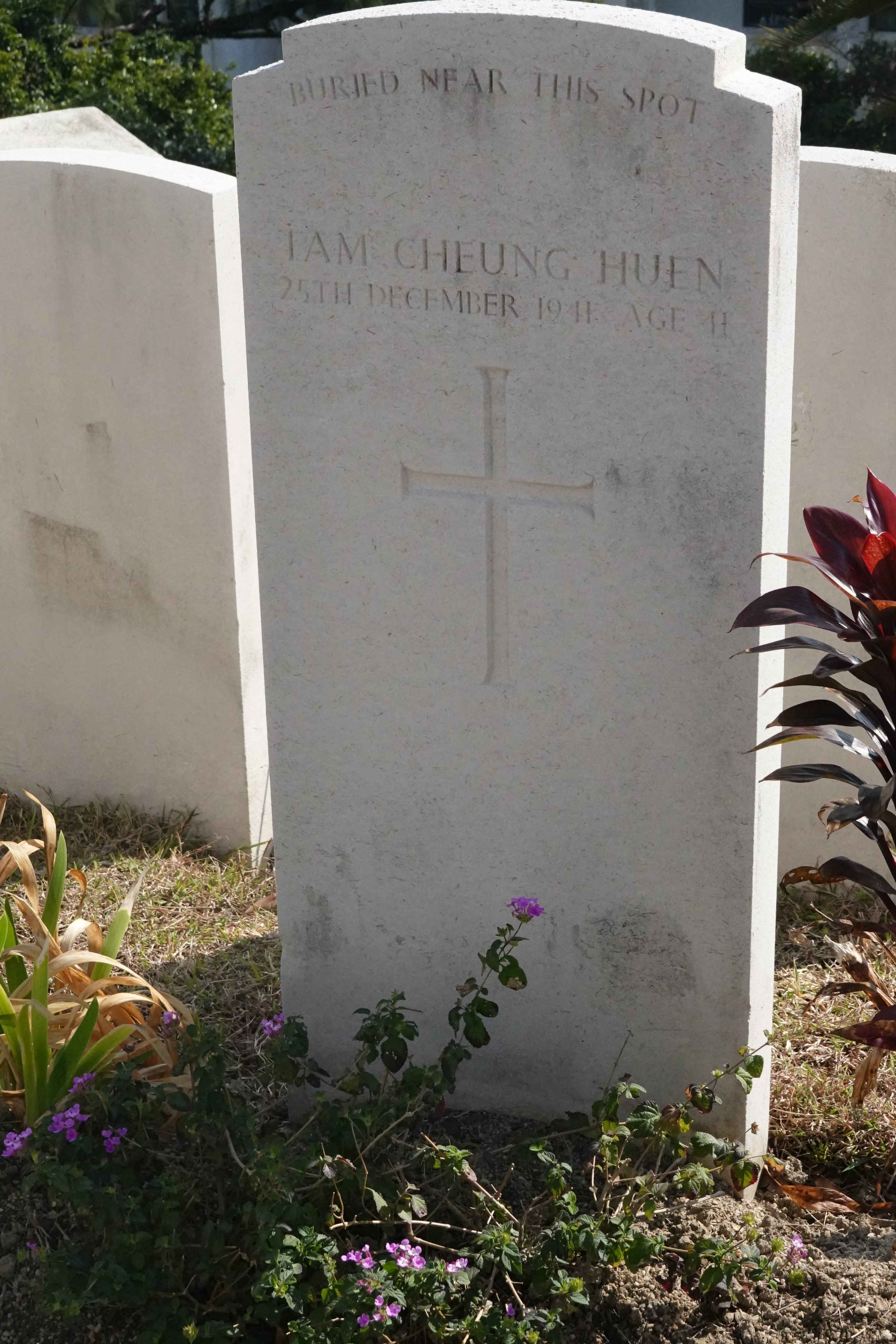 譚長萱老師於戰後安葬在赤柱軍人墳場。