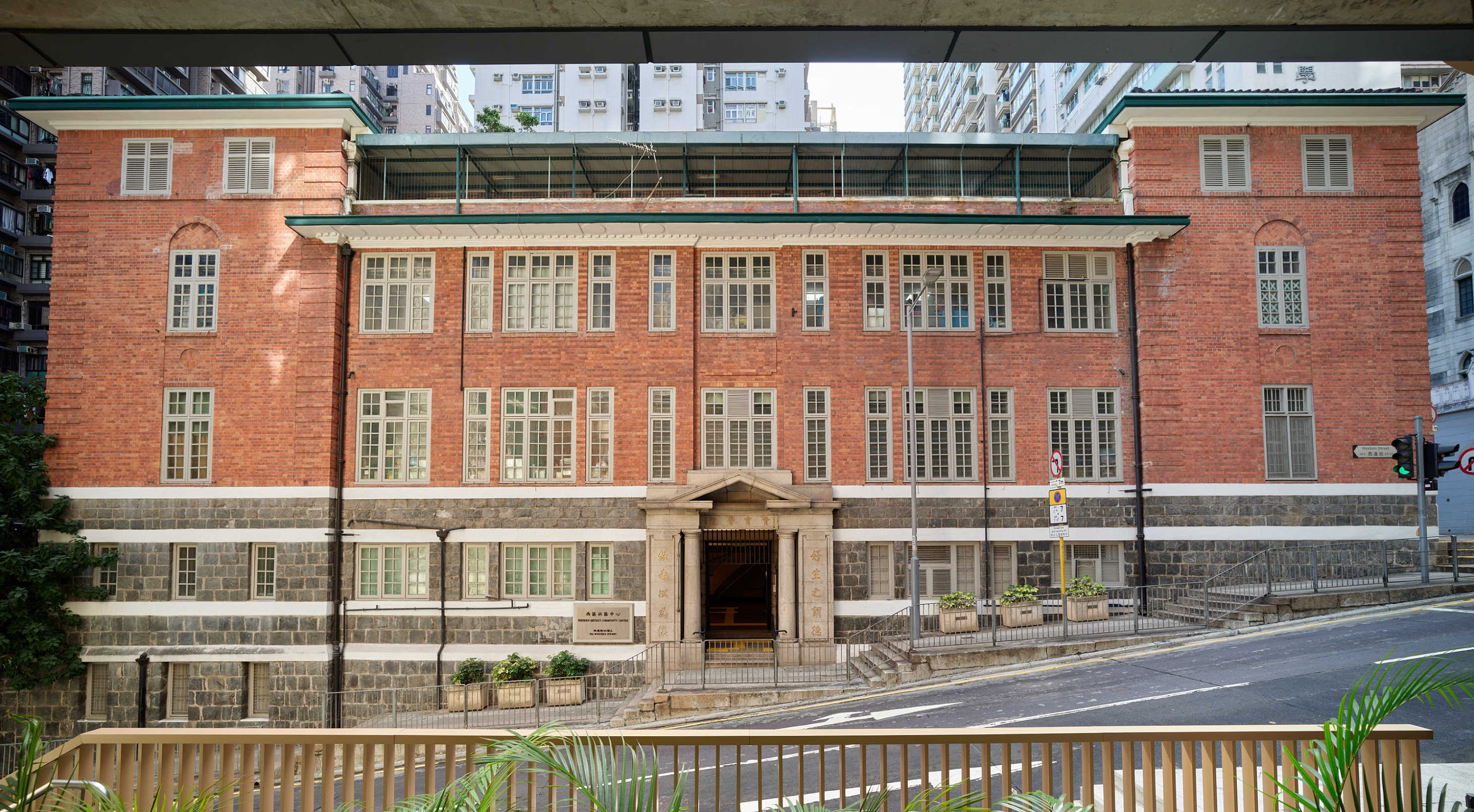 舊贊育醫院主樓採用新古典主義建築風格，糅合中西元素。