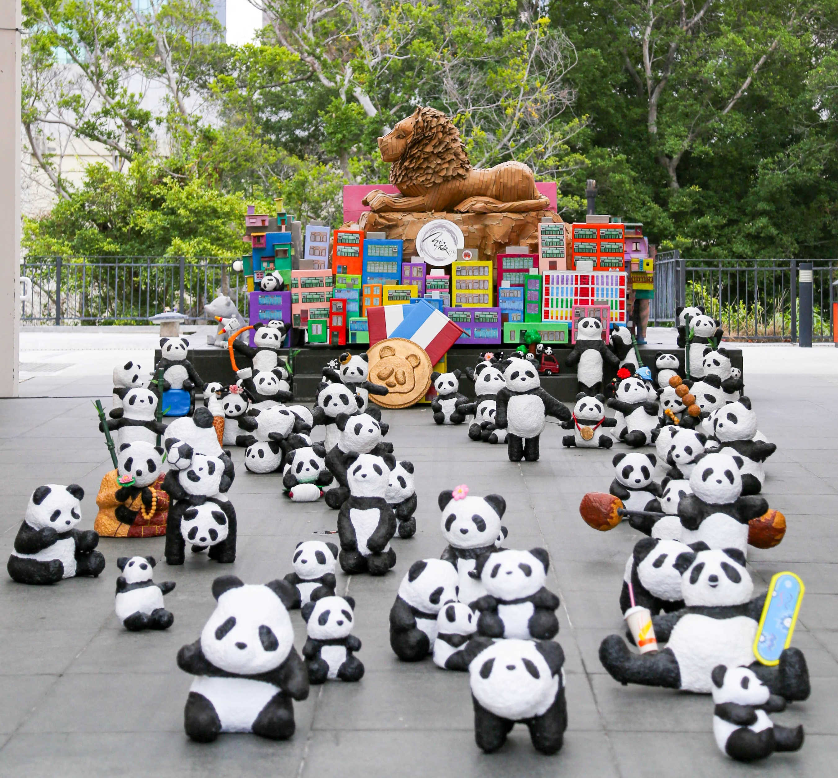 形態不同的熊貓在荔枝角饒宗頤文化館與大家見面。（圖片來源：饒宗頤文化館）