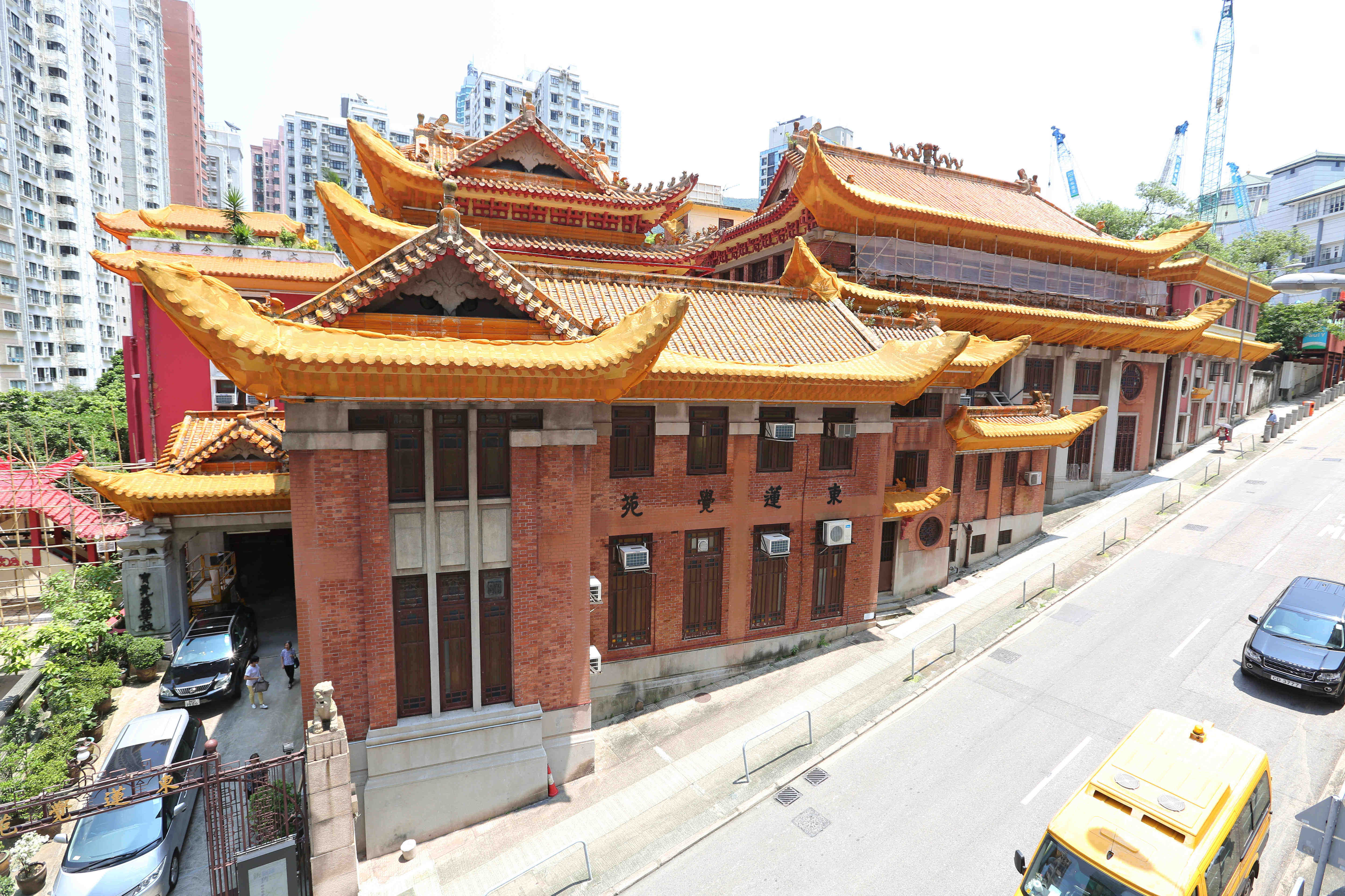 東蓮覺苑依山而建，並配合三角形地皮，令建築外型儼如巨船，把眾生渡往彼岸的慈航；屋頂造型宏偉，由重檐歇山頂和歇山頂組合而成，盡顯中式傳統建築蘊含的文化和藝術特色。