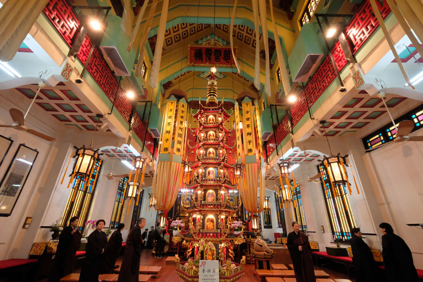 大雄寶殿莊嚴堂皇，恢宏大氣，空間感強。