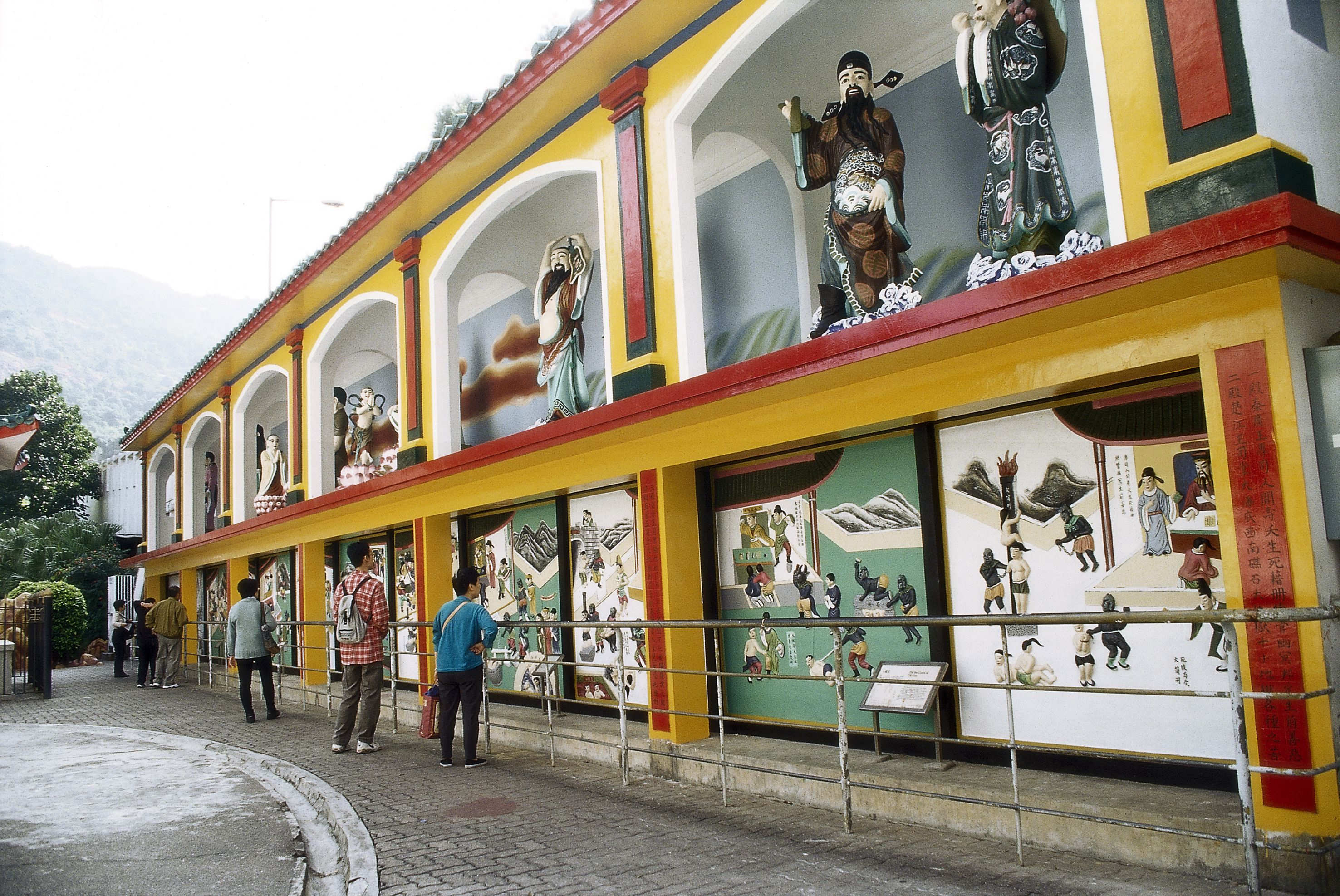 昔日萬金油花園的「十王殿」塑像壁畫。