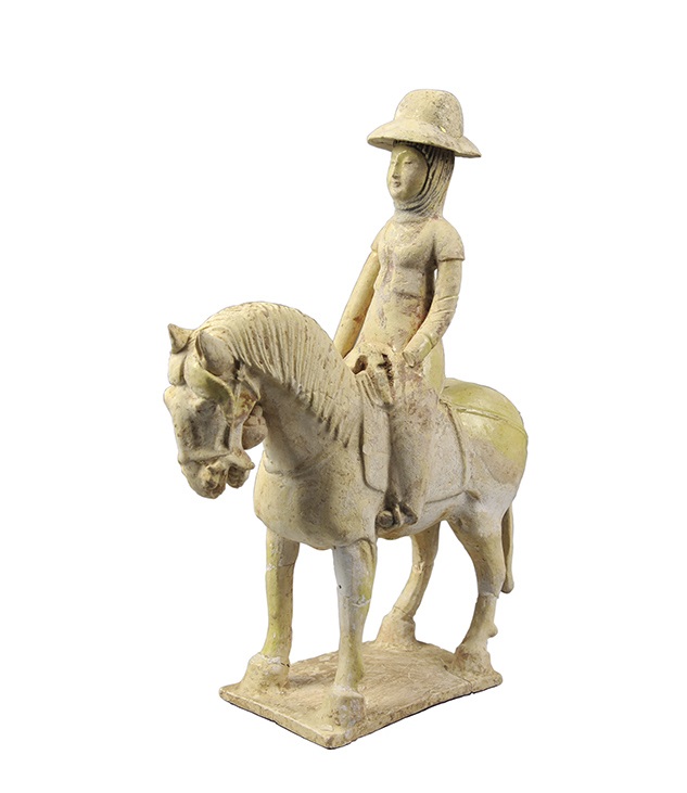 黃釉彩繪戴帷帽騎馬女俑