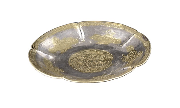 鎏金十字折枝花紋葵口銀碟