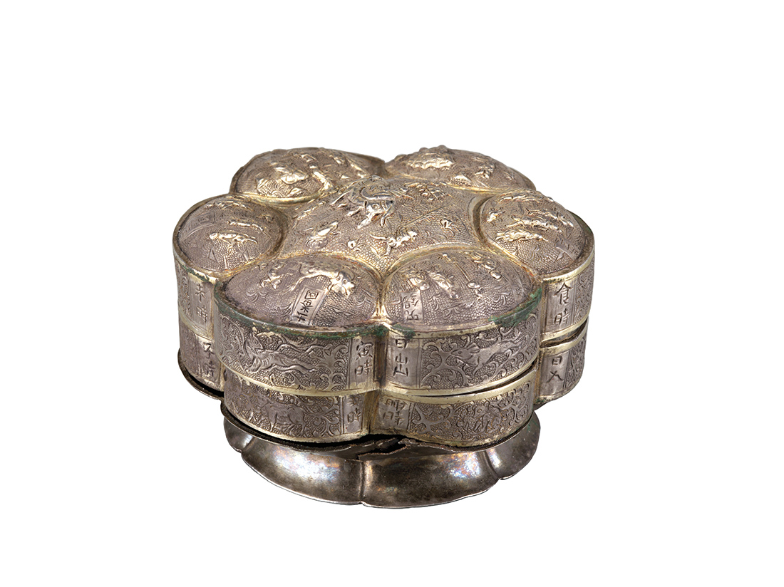 Guilt box with Chinese characters Du Guan Qi Ge Guo (governing seven countries)