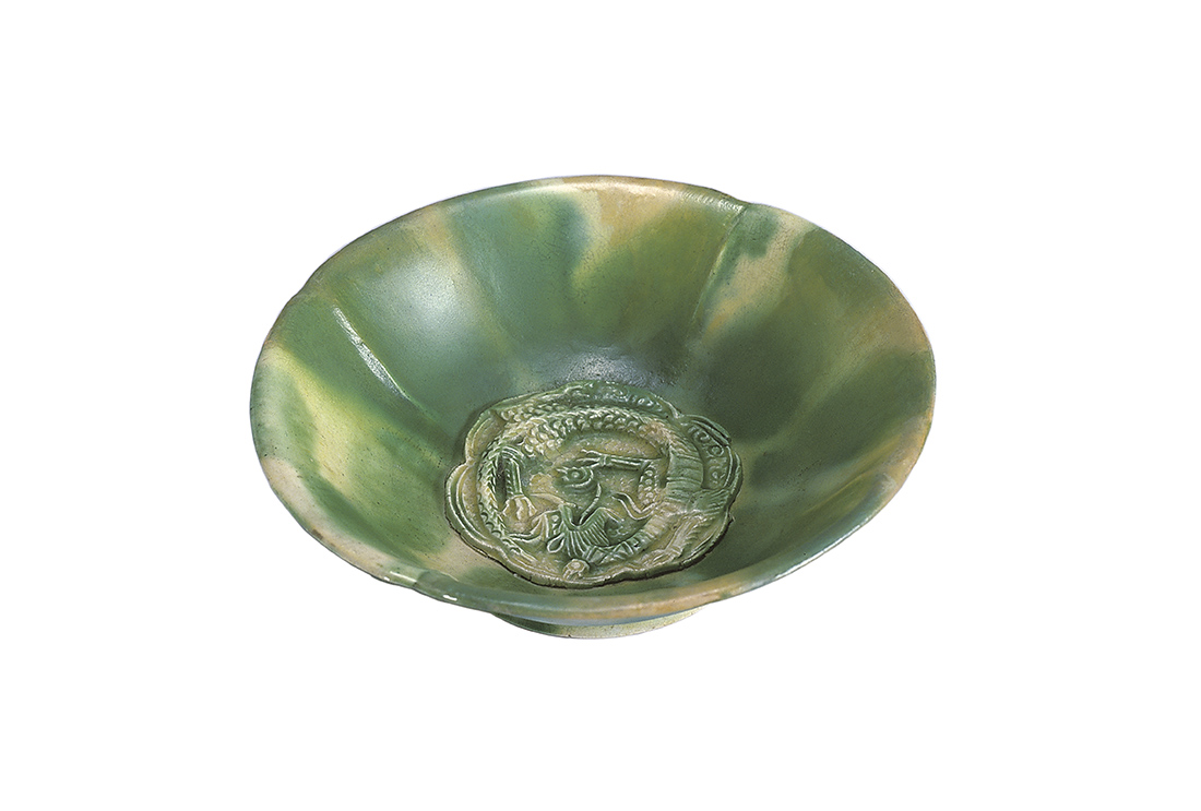 白釉綠彩模印龍紋碗