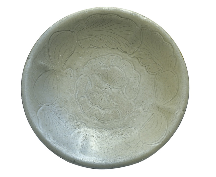 越窰青釉刻劃花卉紋盤