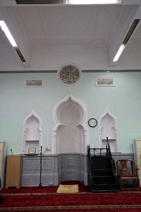 圖示回教清真禮拜總堂禮拜殿內的米哈拉布洋蔥形尖拱開口。右方的木製宣講台具百年歷史。