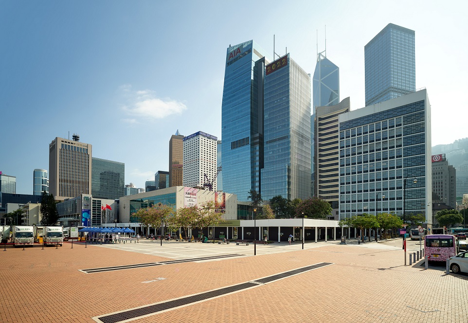 圖示由低座、紀念花園及高座組成的香港大會堂。