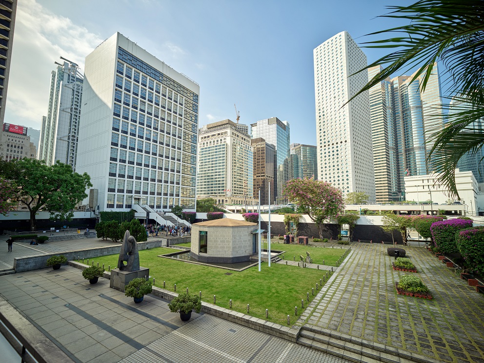 圖示香港大會堂紀念花園中央的十二邊形紀念龕。